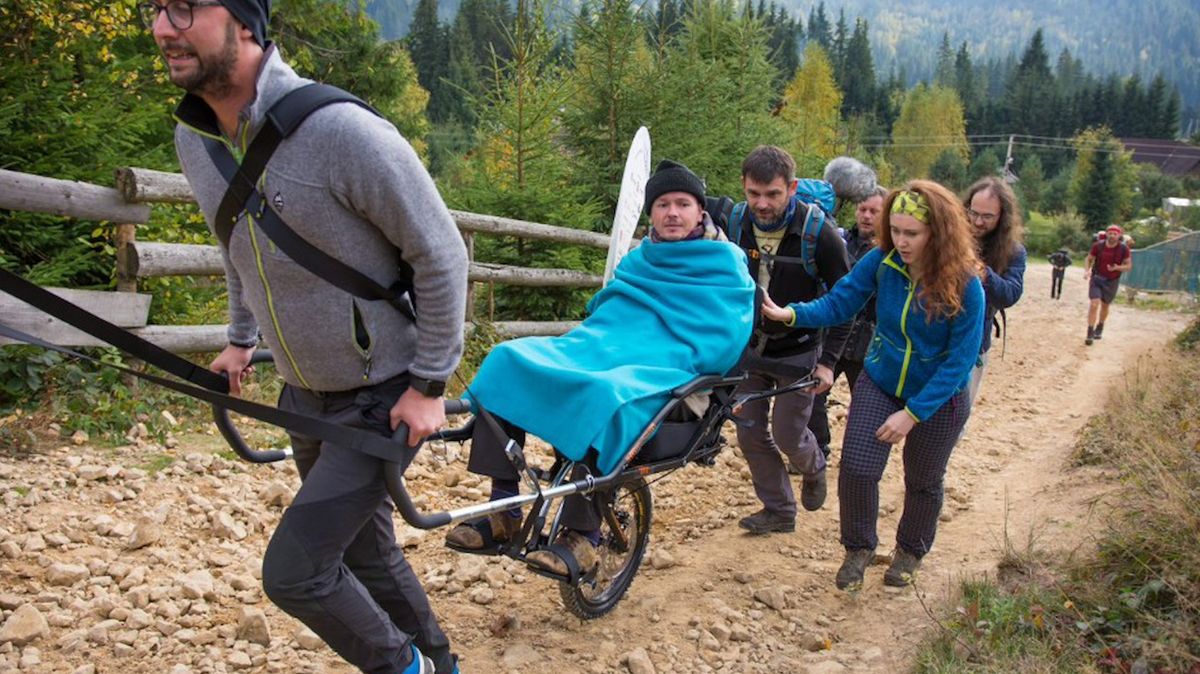 Dokud člověk žije, měl by život užívat, říká pacient na vozíku. Na něm se vydal až do Černobylu